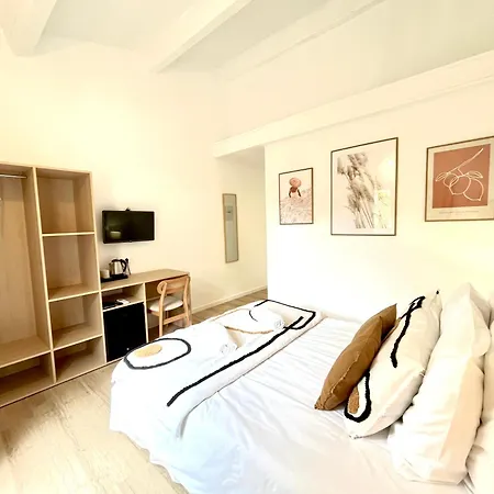 B Hotel Salernes